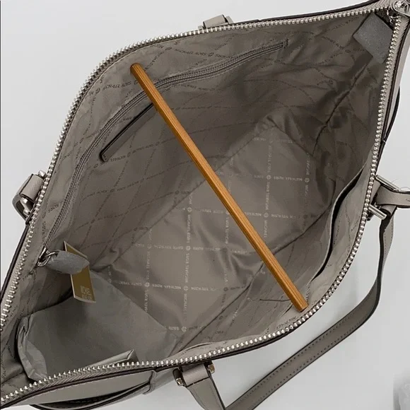 MICHAEL KORS CHARLOTTE LARGE TZ TOTE PEARL GREY